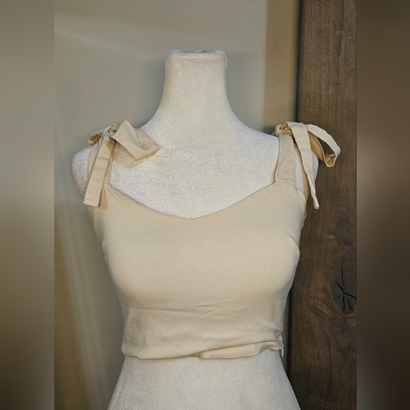 VESPER Sweetheart Neckline Cropped Top With Shoulder Ties In Cream. Size 6 - Picture 4 of 13